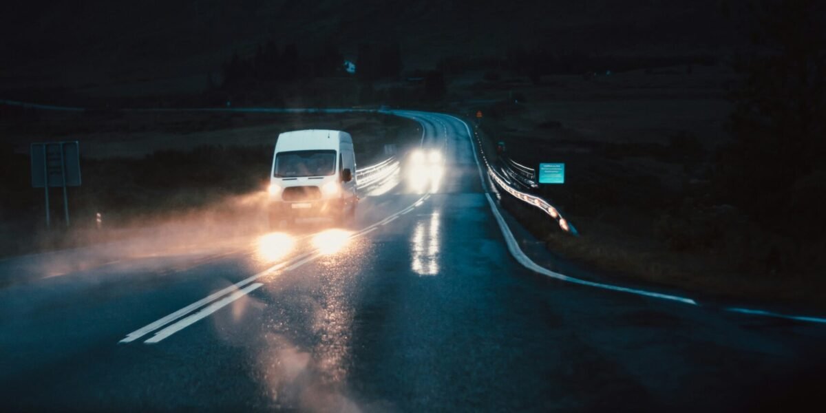 carros atravessando ponte à noite chovendo