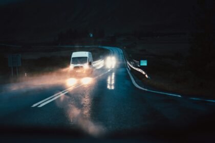 carros atravessando ponte à noite chovendo