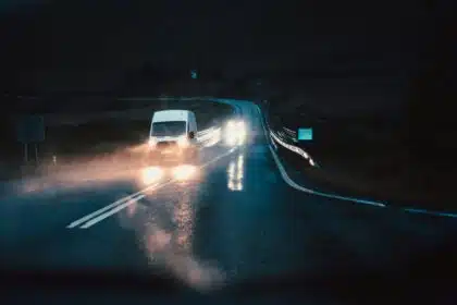 carros atravessando ponte à noite chovendo
