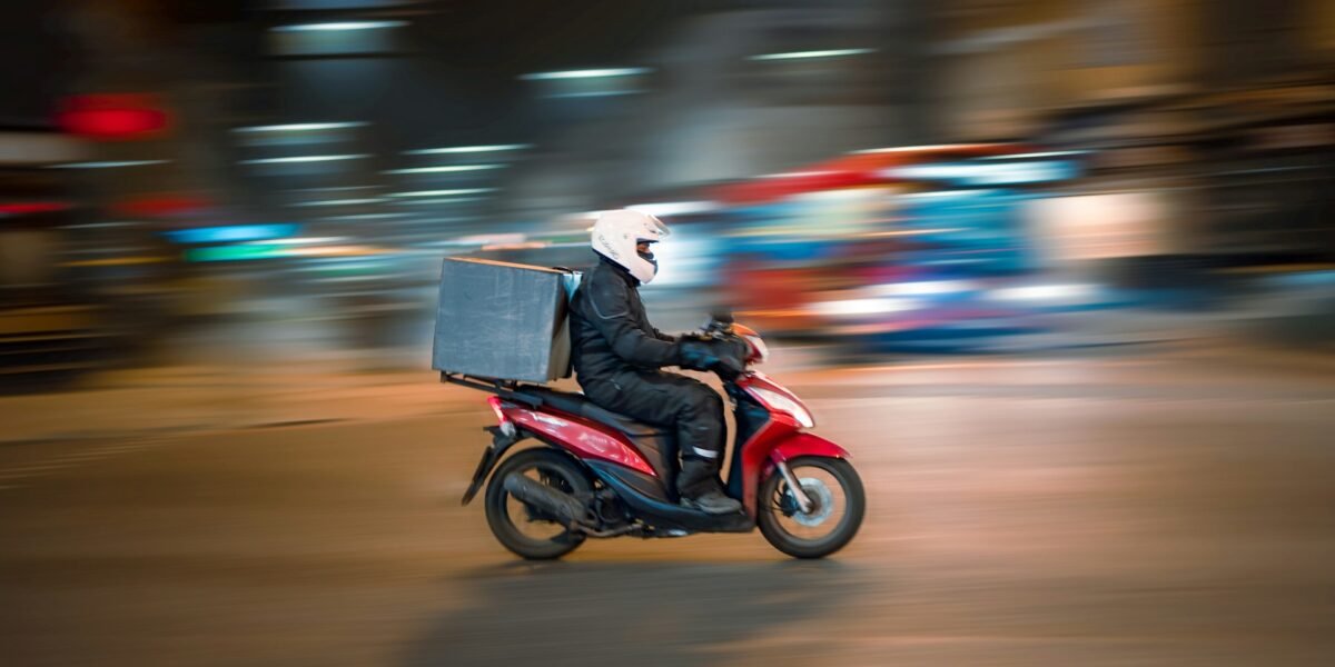 Motociclista trabalhando