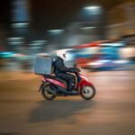 Motociclista trabalhando