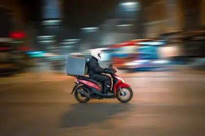 Motociclista trabalhando