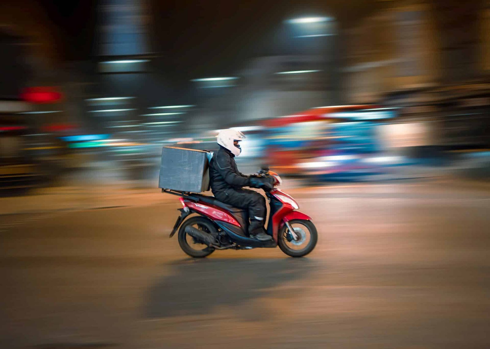 Motociclista trabalhando